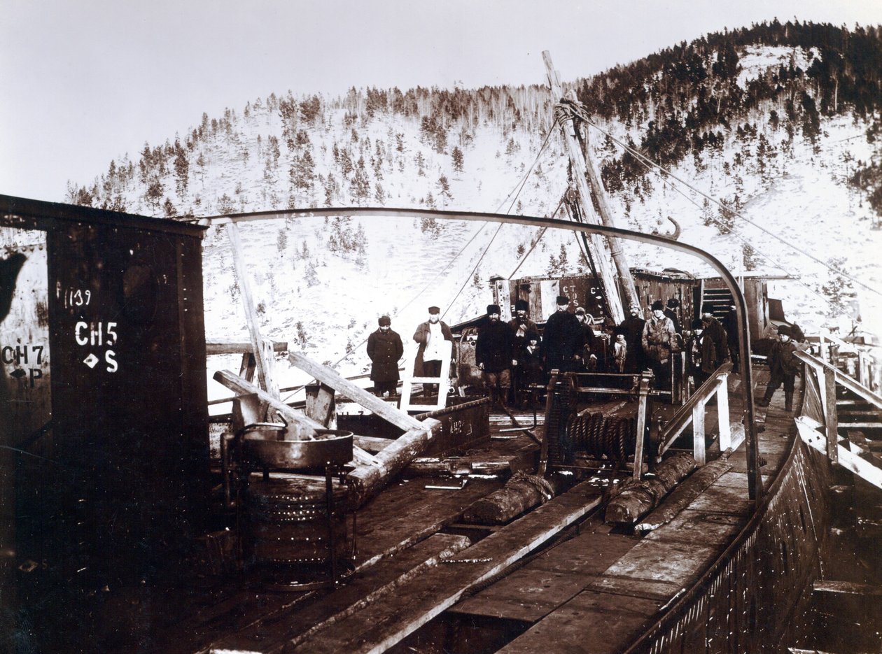 Yard no. 647, Baikal. Werklieden op het dek van de ijsbrekende treinveerboot Baikal tijdens reconstructie bij het Baikalmeer door English Photographer