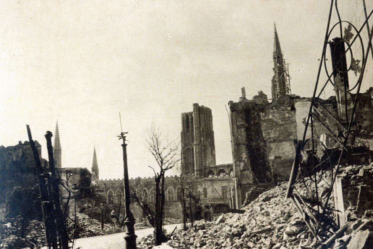 Ieper vanuit Rue de Ville, juni 1915 door English Photographer
