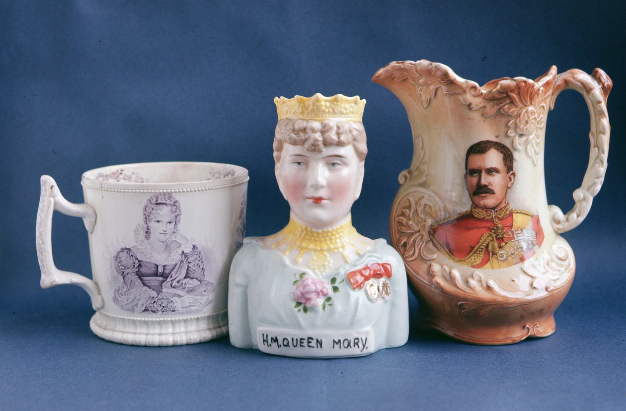 Herdenkingsservies inclusief een vaas ter nagedachtenis aan Koningin Mary (1867-1953) (midden) midden 20e eeuw door English School