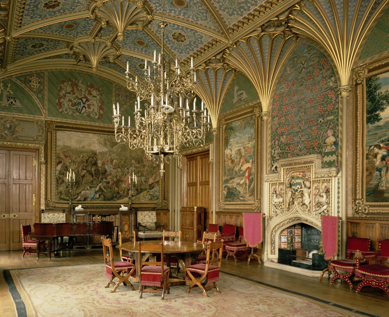 Eastnor Castle, Herefordshire: de salon, met meubels ontworpen door Pugin, ca. 1840 door English School
