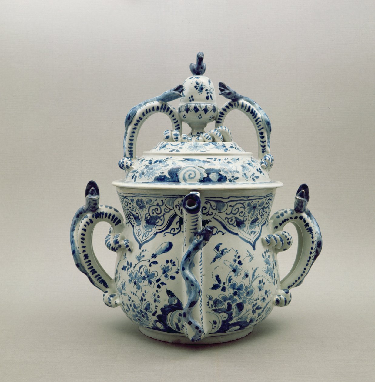 Lambeth Delftware posset pot, blauw en wit, c.1695 door English School