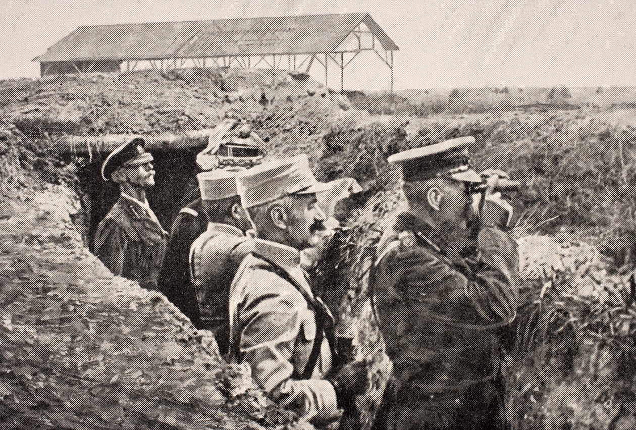 Lord Kitchener met verrekijker met generaal Joffre in loopgraaf aan het westfront, augustus 1915, uit 