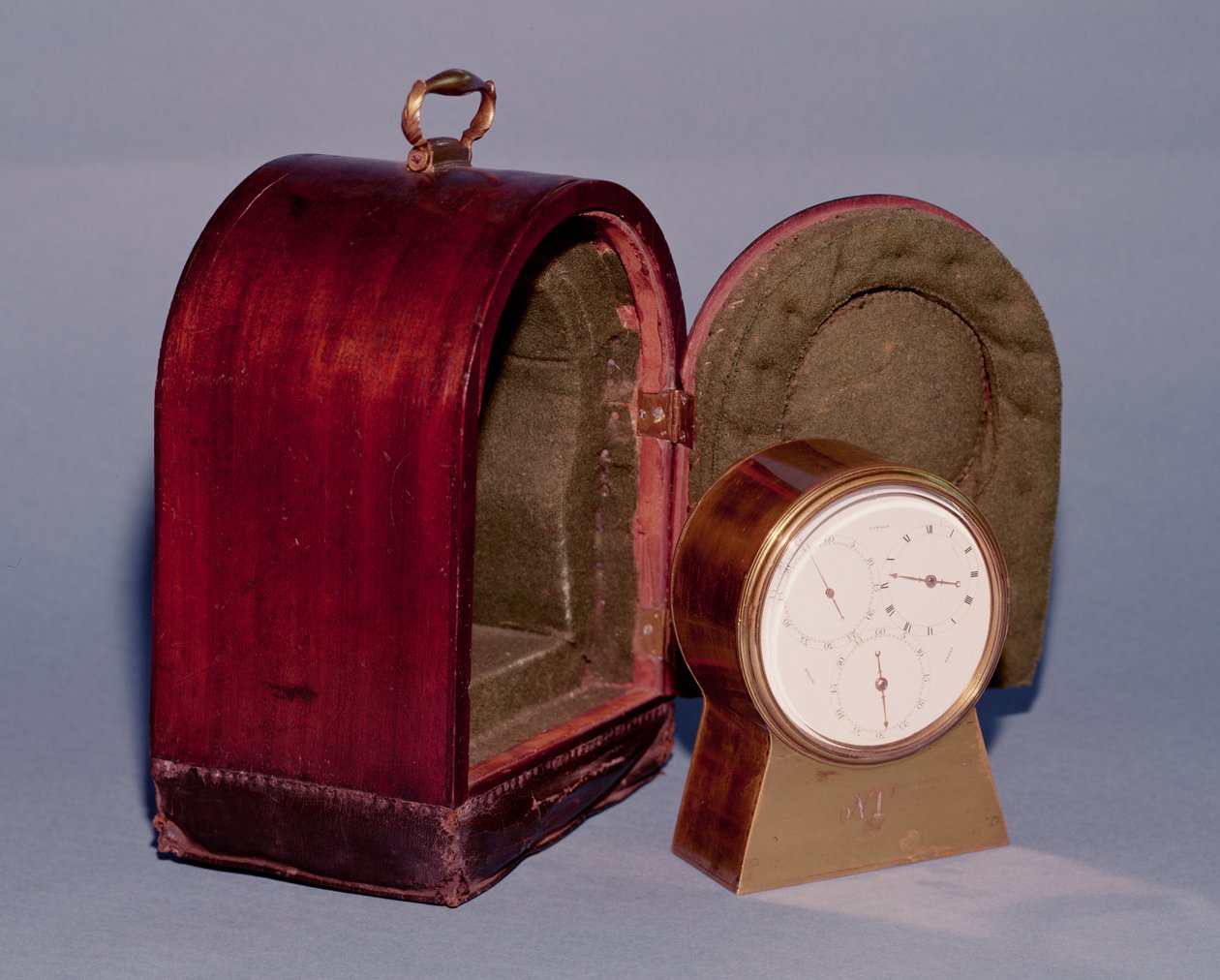 Marine chronometer in een messing kast, met witte emaille wijzerplaat met drie sub-wijzerplaten voor uren, minuten en seconden, met gouden wijzers en een met vilt beklede reiskoffer, door Josiah Emery, 1792 door English School