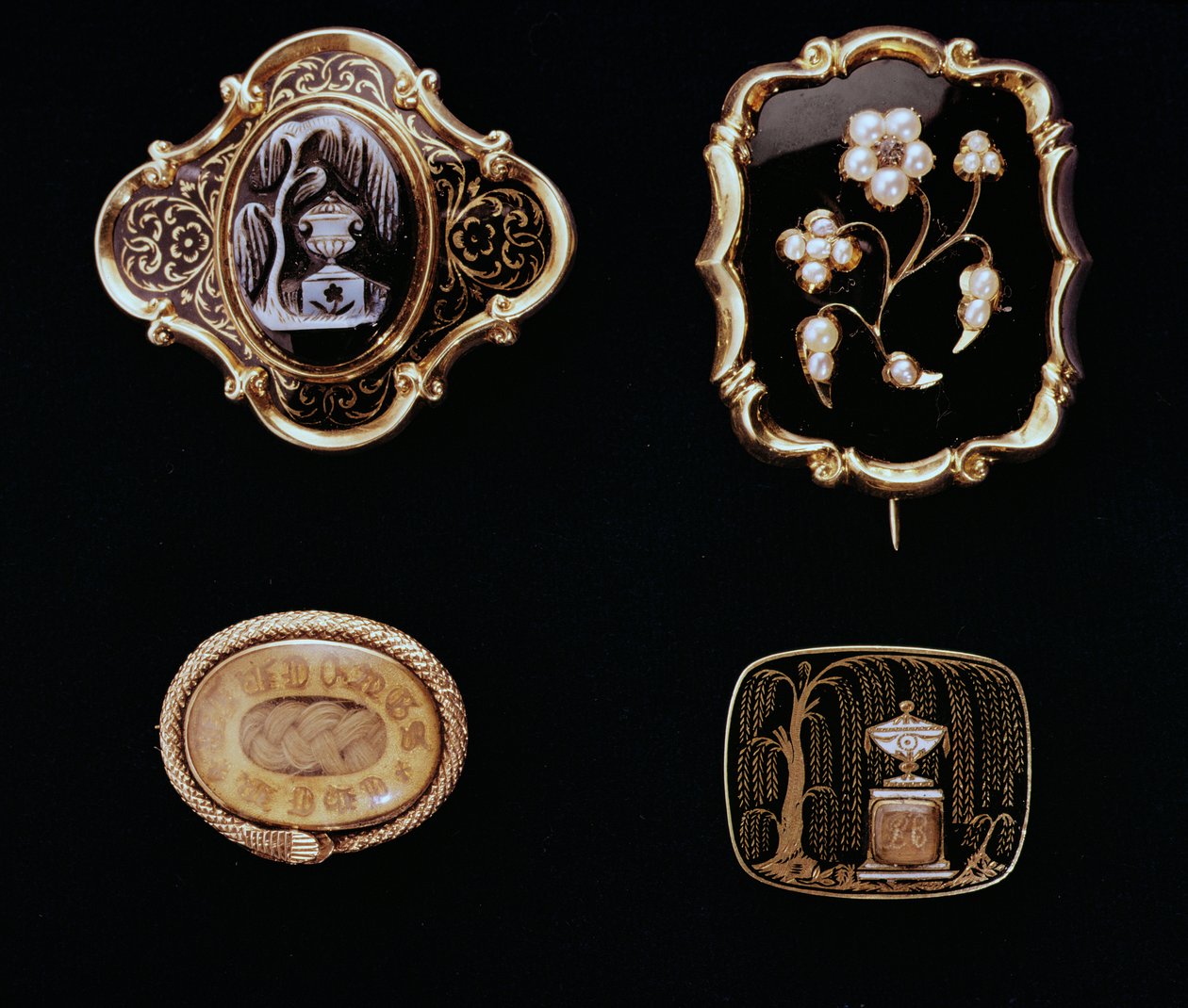 Rouwjuwelen, midden-Victoriaanse broches in goud gezet door English School