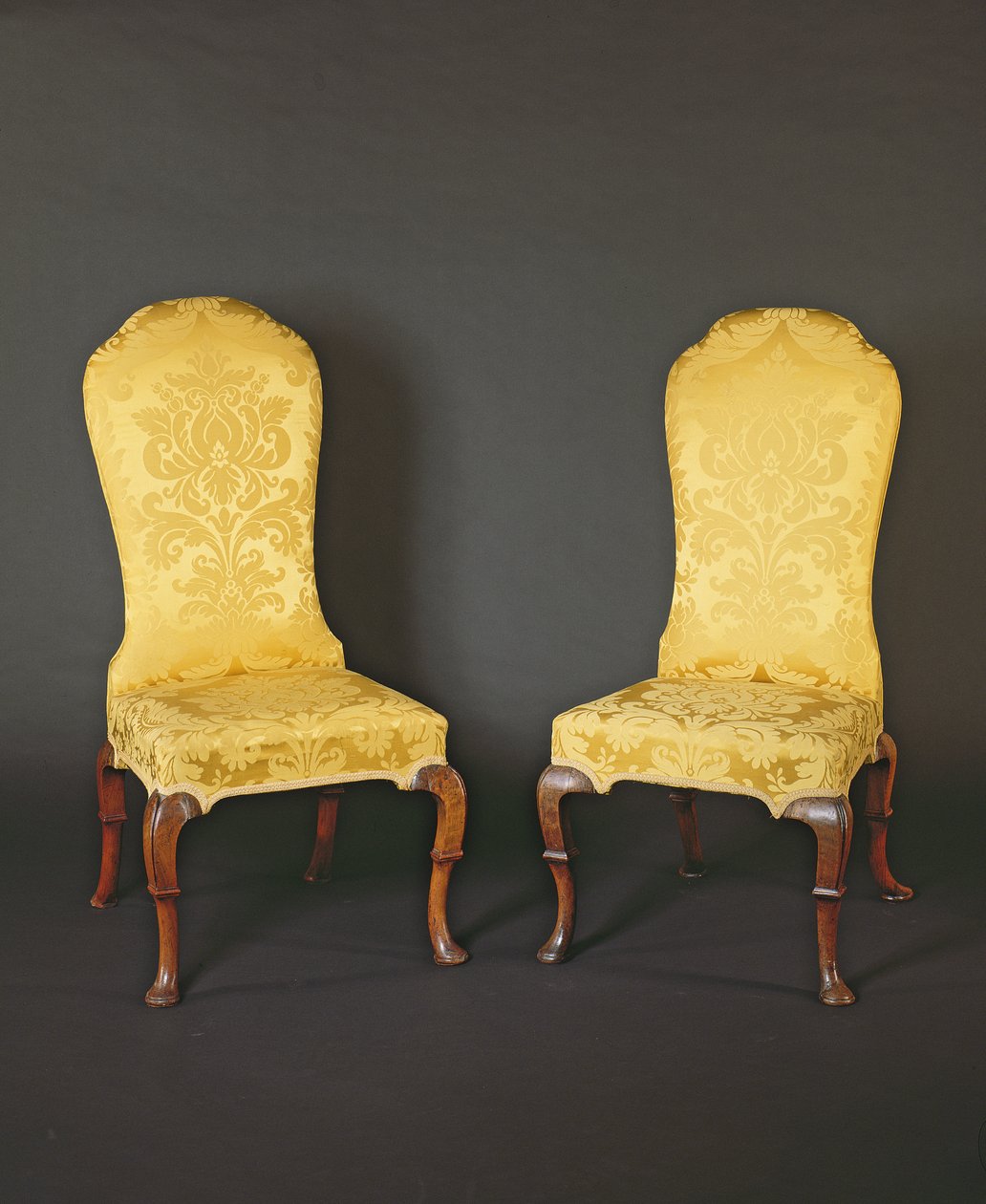Paar Queen Anne hoge rugstoelen, 18e eeuw door English School