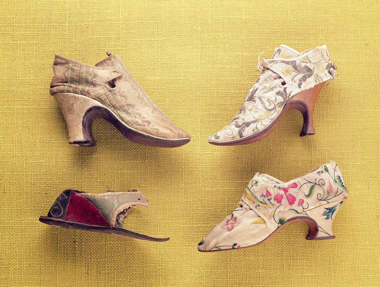 Paar geborduurde schoenen, c.1714 door English School