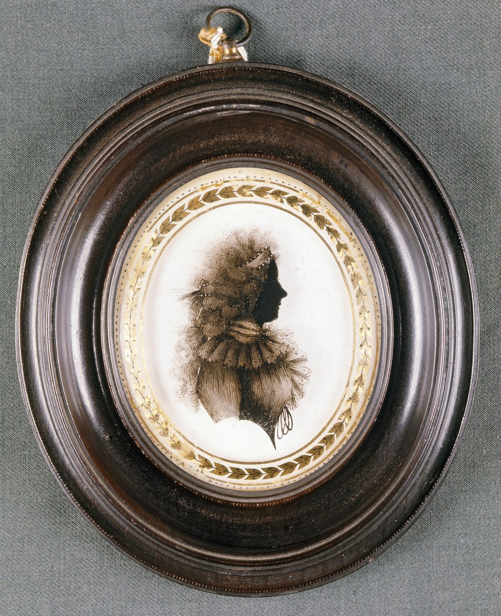 Silhouet van een dame, geschilderd op convex glas, door mevrouw Isabella Beetham, laat 18e eeuw door English School