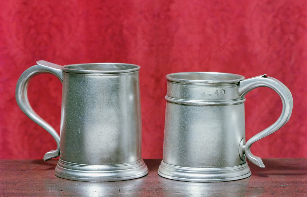 Bierpullen, van links naar rechts: door Timbrell en Bentley uit Londen, 1713; door Nathaniel Locke uit Londen, 1716 (zilver) door English School