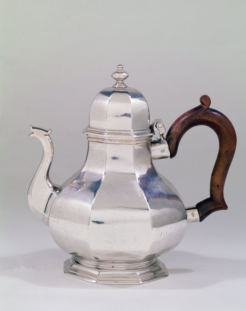 Theepot door Tearle en Lamb, 1718-19 (zilver) door English School