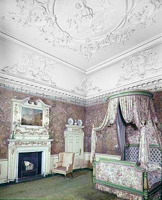 De Staatslaapkamer met plafond door James Paine en Chinees behang door Robert Adam, c.1760-70 door English School