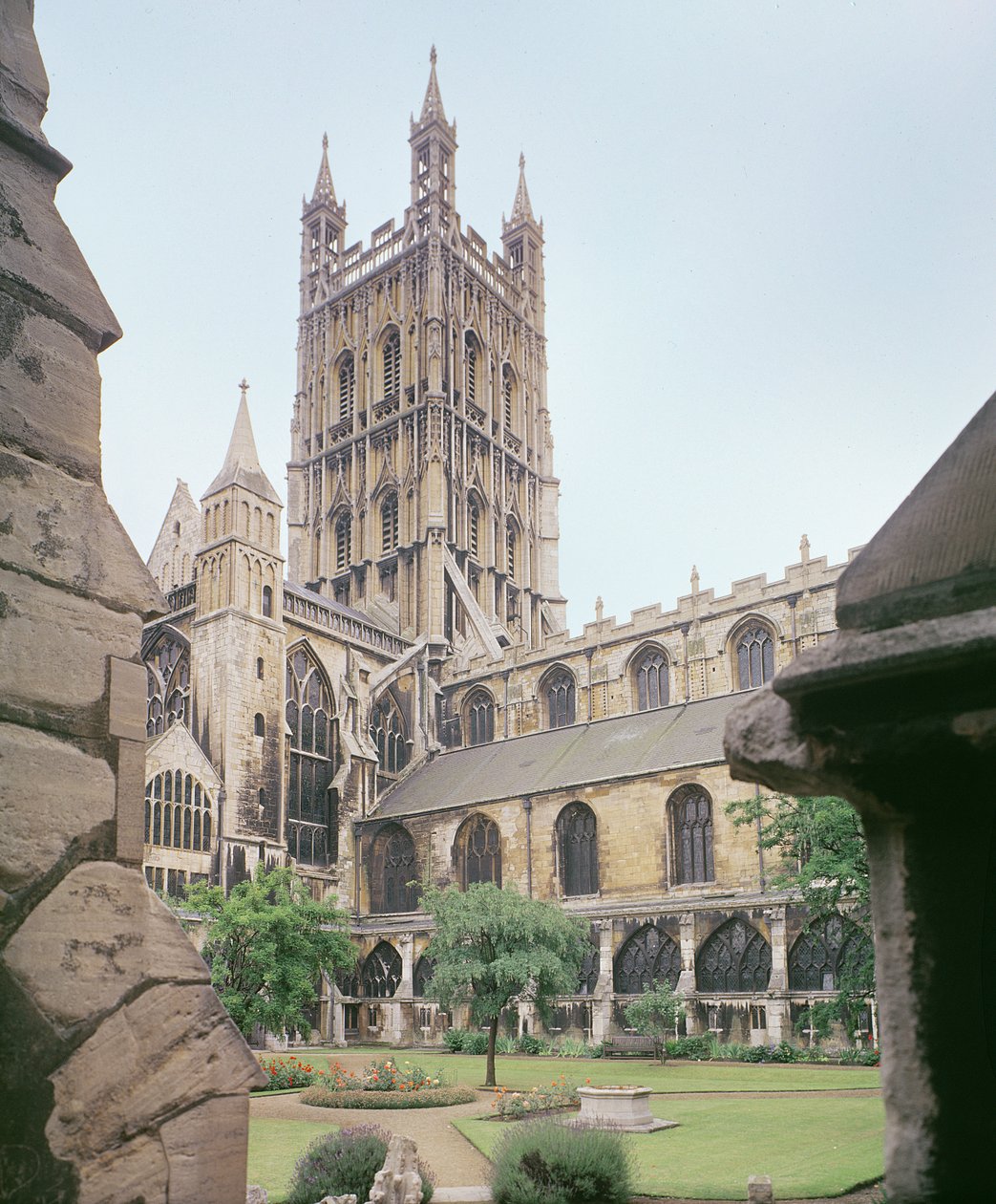 Uitzicht op de kathedraal van Gloucester, 14e eeuw door English School