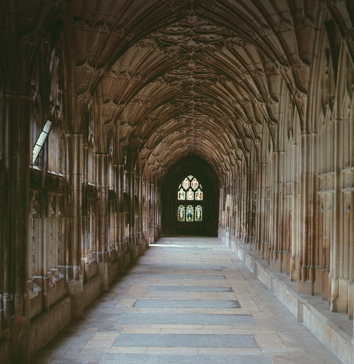 Uitzicht op de kloosters, c.1355 door English School
