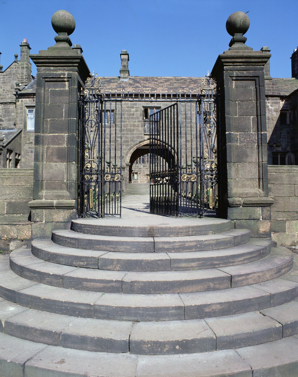 Uitzicht op de poort door English School