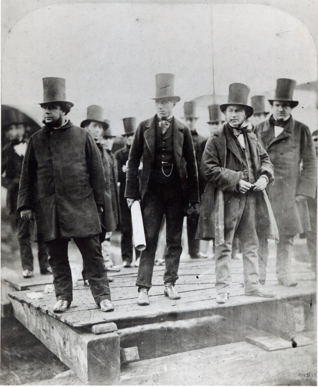 (L naar R) John Scott Russell, Henry Wakefield, Isambard Kingdom Brunel en Lord Derby bij de lancering van de SS Great Eastern door English Photographer