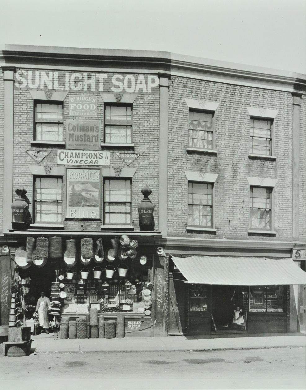 3-4 Gainsborough Road: voorgevels, Londen, 1899 door English Photographer