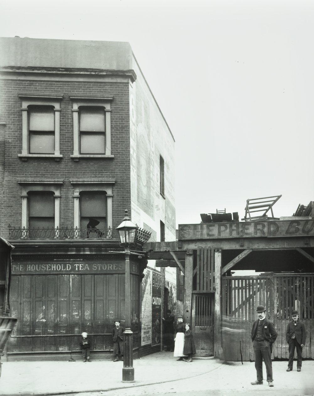 68 Bermondsey New Road: voorgevel, Londen, 1898 door English Photographer