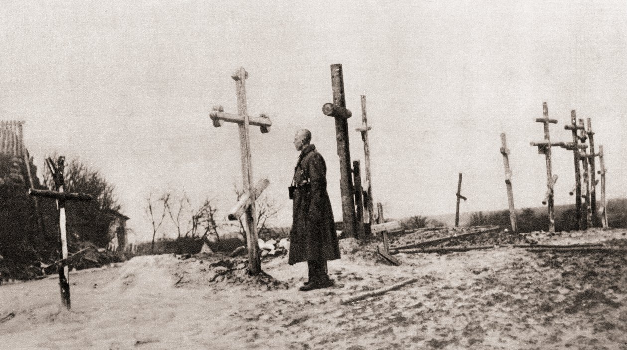 Een Russische soldaat bij het graf van een wapenbroeder tijdens de Eerste Wereldoorlog, uit The Illustrated War News, 1915 door English Photographer