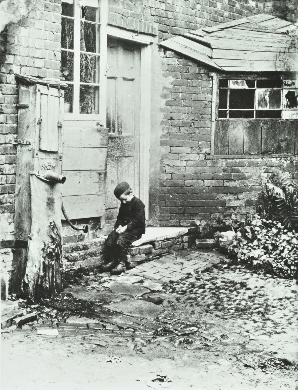 Een jongen in Frogmore, Londen, 1888 door English Photographer
