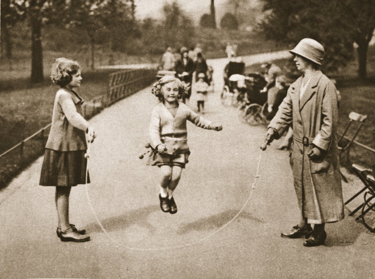 Een meisje dat touwtje springt in Hyde Park of Kensington Gardens, uit Wonderful London, gepubliceerd 1926-27 door English Photographer