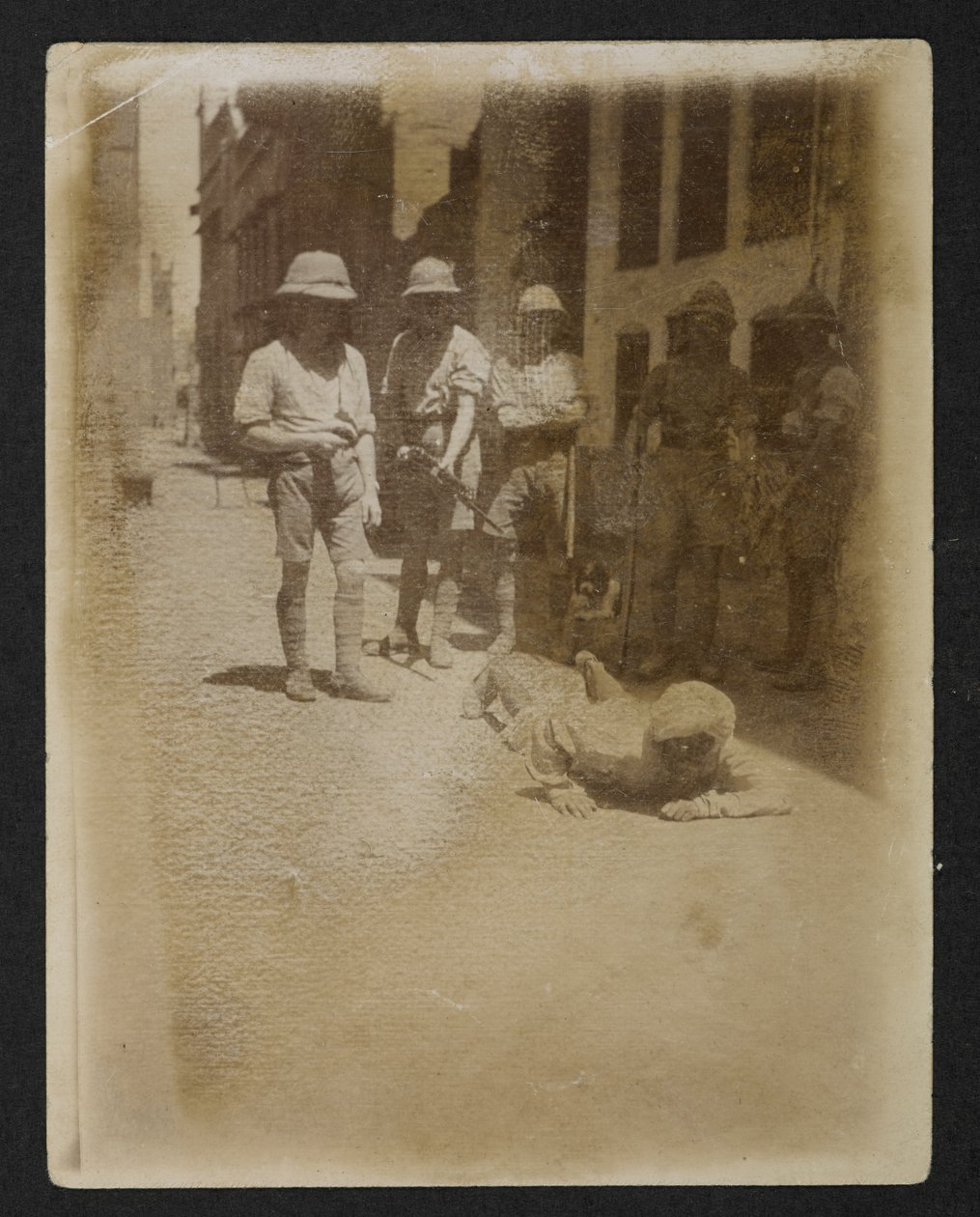 Een gevangene onder gewapende bewaking in de Ram Bagh-tuin, uit Zichten van Amritsar, inclusief de nasleep van de rellen door English Photographer