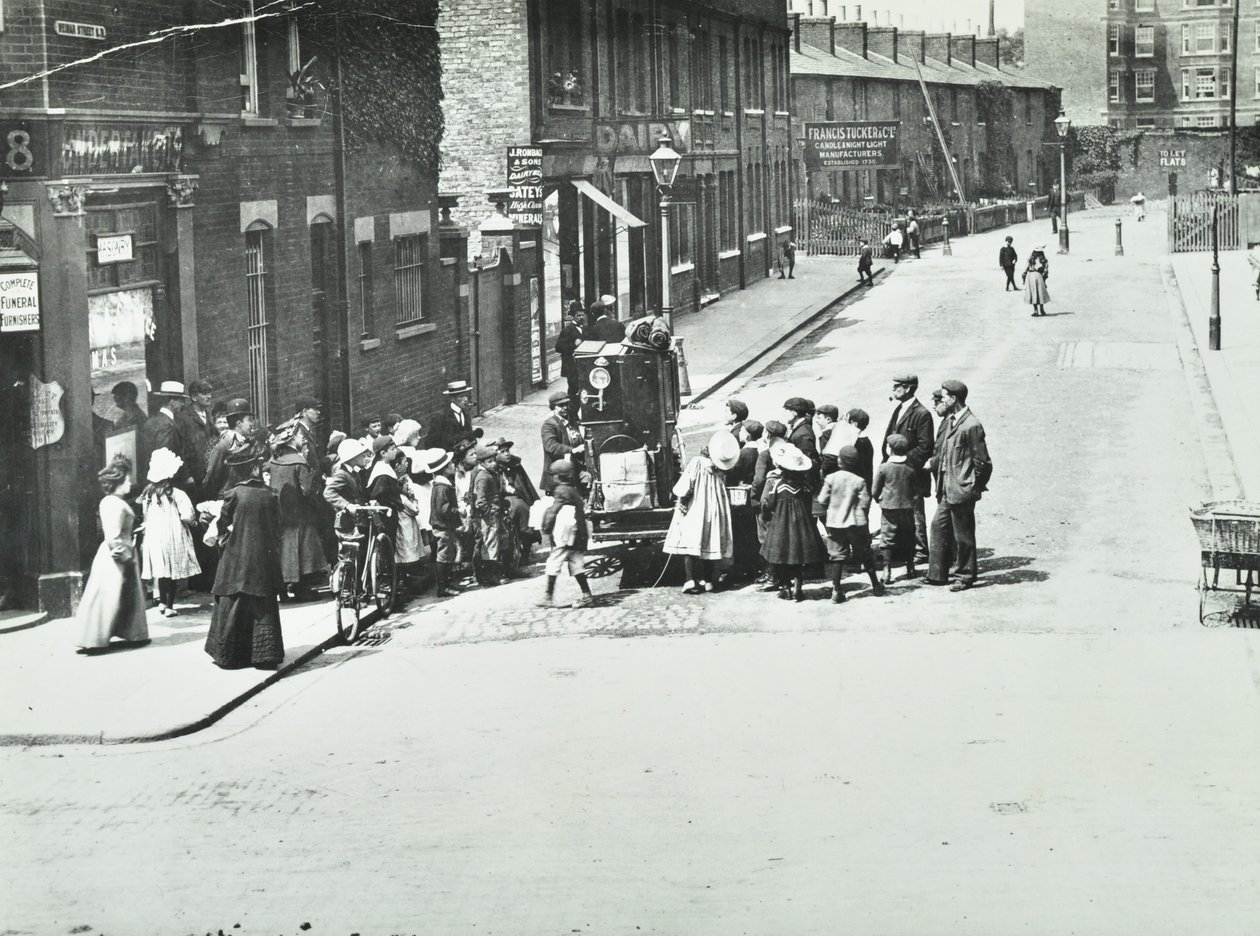 Een straatorganist in Putney, Londen, 1886 door English Photographer