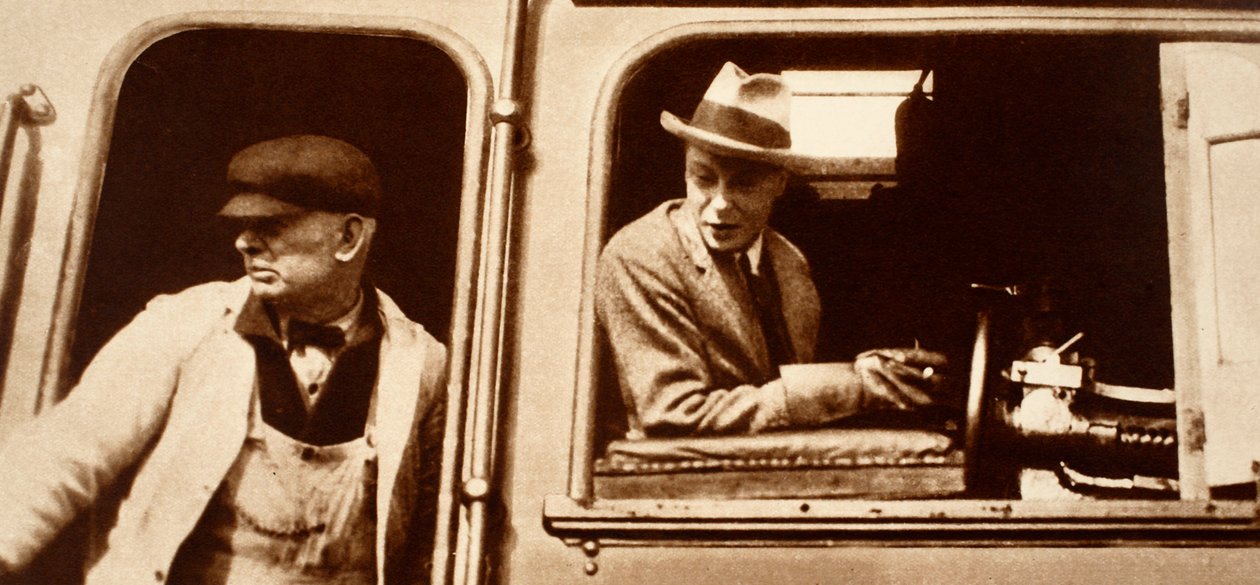 Een machinist draagt over aan koning Edward VIII in Canada, jaren 1920 door English Photographer