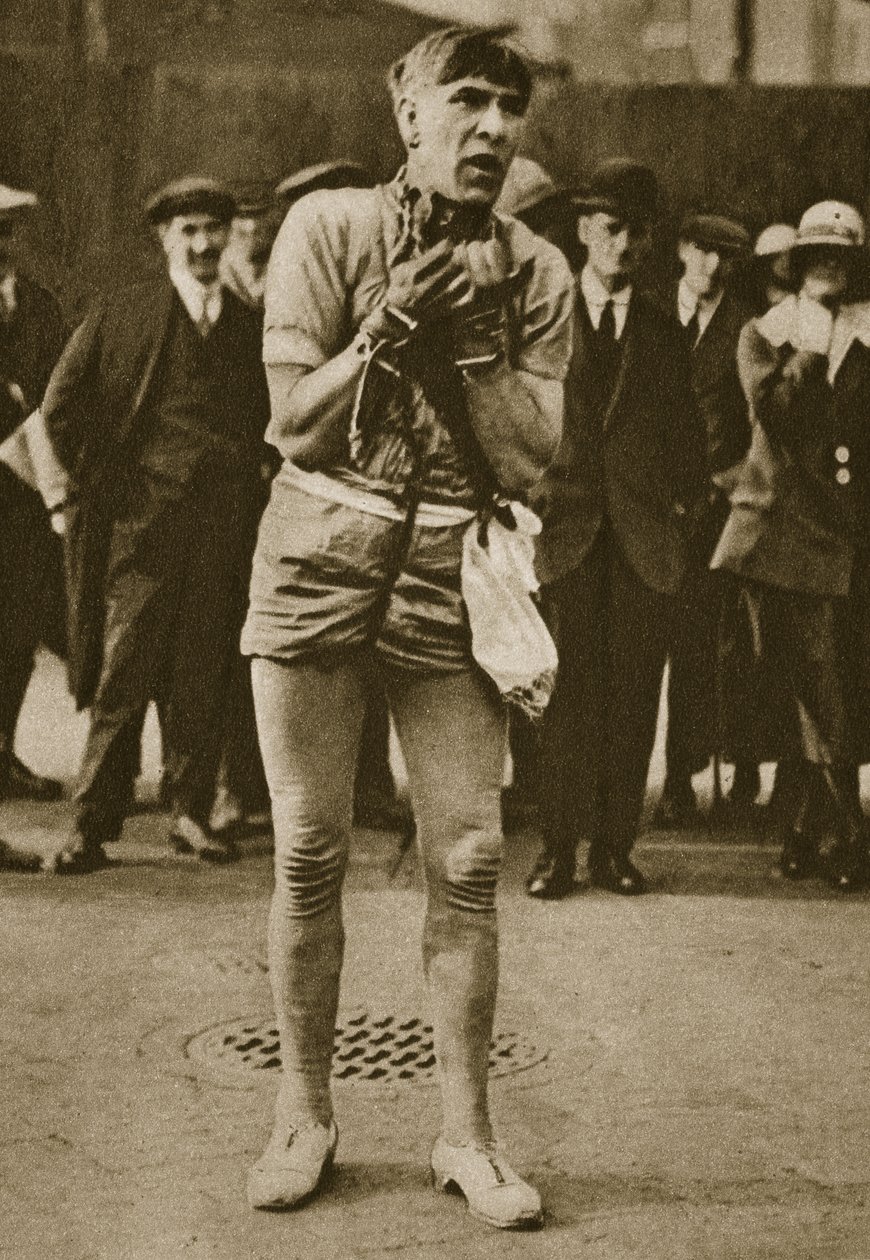 Een acteur verkleed als Houdini buiten een theaterdeur door English Photographer
