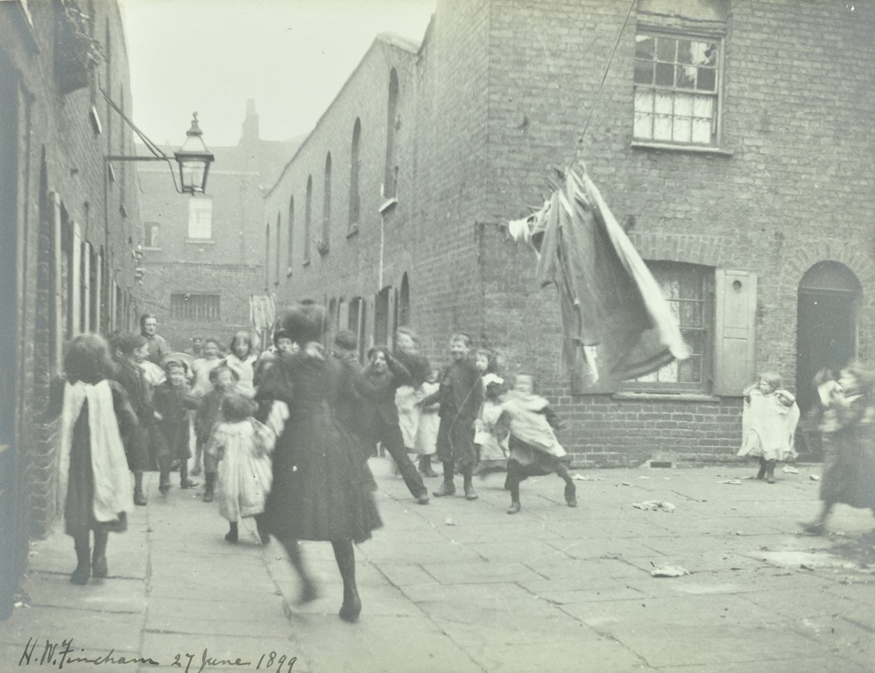 Bishops Court: algemeen uitzicht, Londen, 1899 door English Photographer
