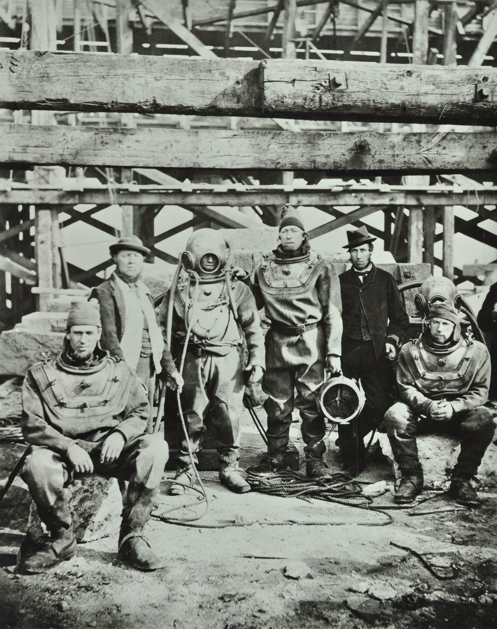 Blackfriars Brug: bouwvakkers poseren met uitrusting, 1869 door English Photographer