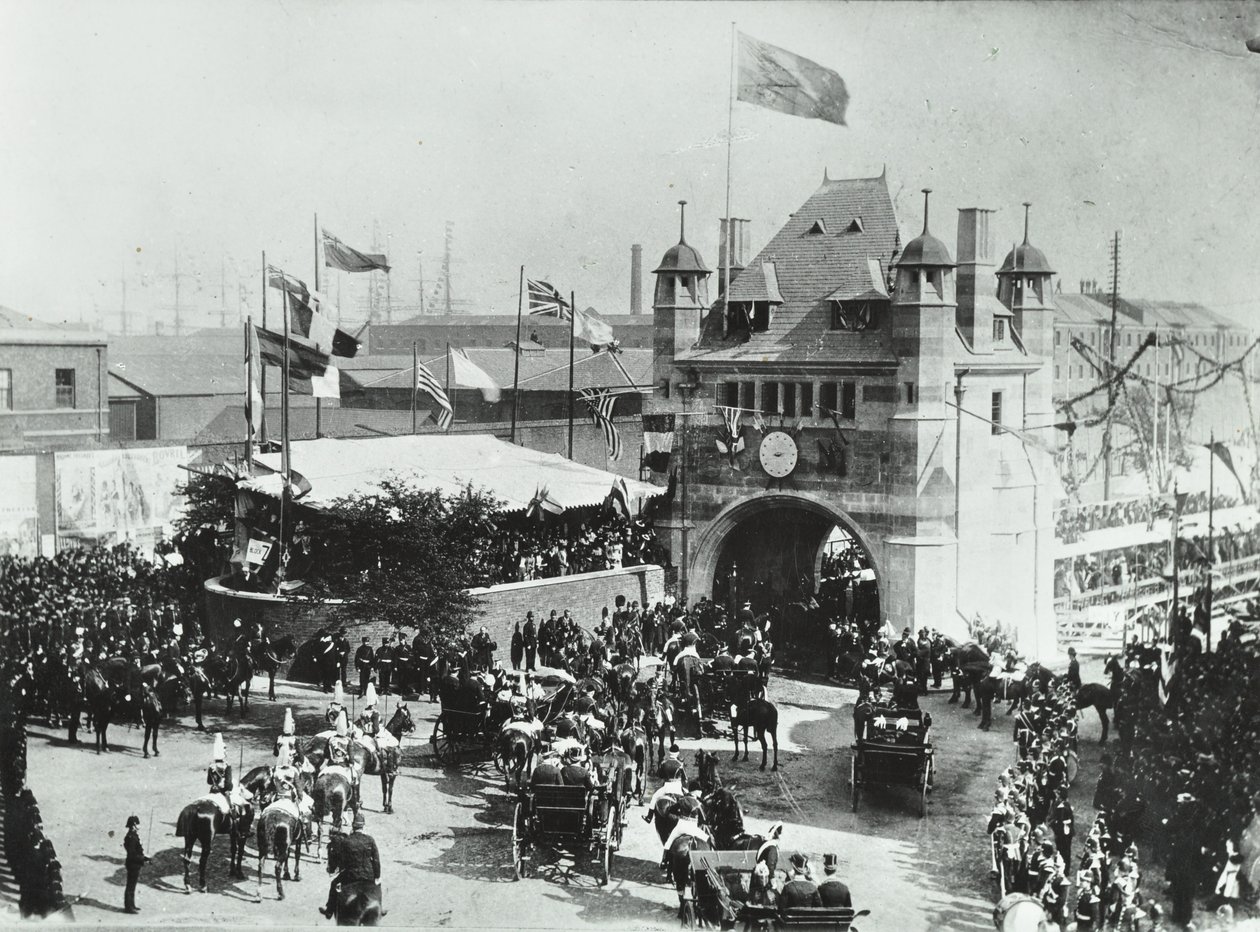 Blackwall Tunnel: door paarden getrokken koetsen passeren de ingang van de ceremoniële opening van de tunnel, 1897 door English Photographer