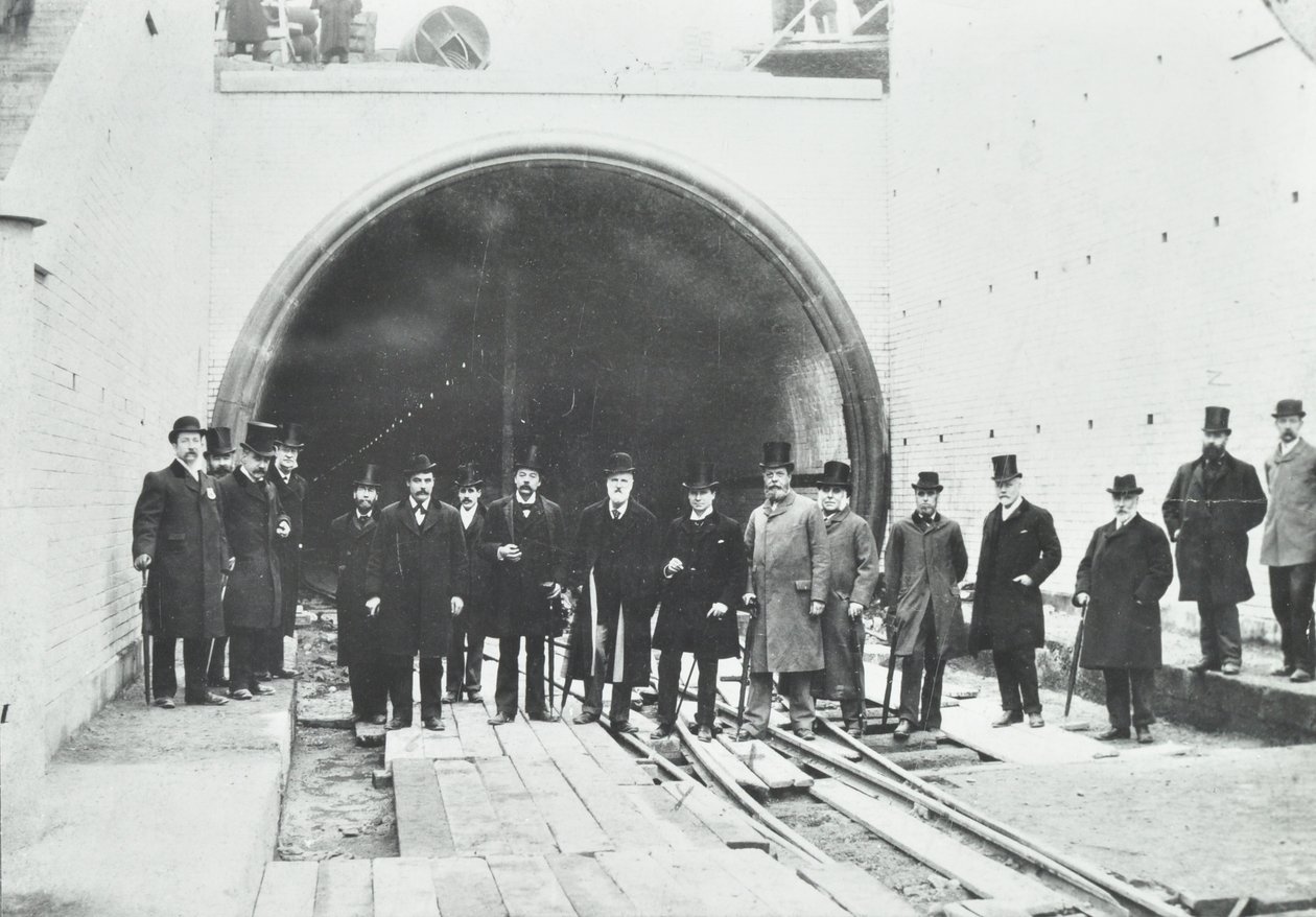 Blackwall Tunnel: inspectie van het onderwatergedeelte door hoogwaardigheidsbekleders, 1895 door English Photographer