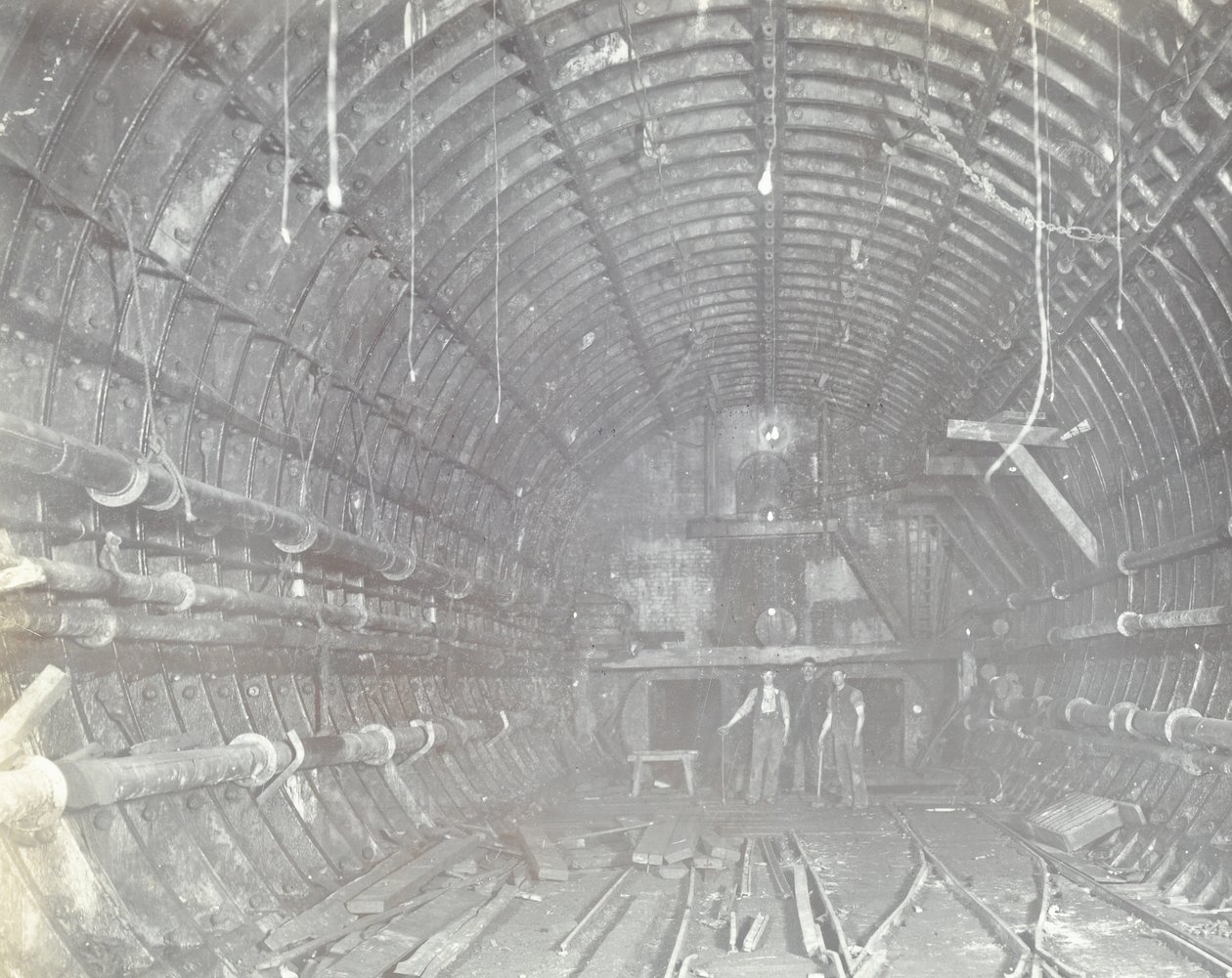 Blackwall Tunnel: twee mannen staan in de luchtsluis, 1894 door English Photographer