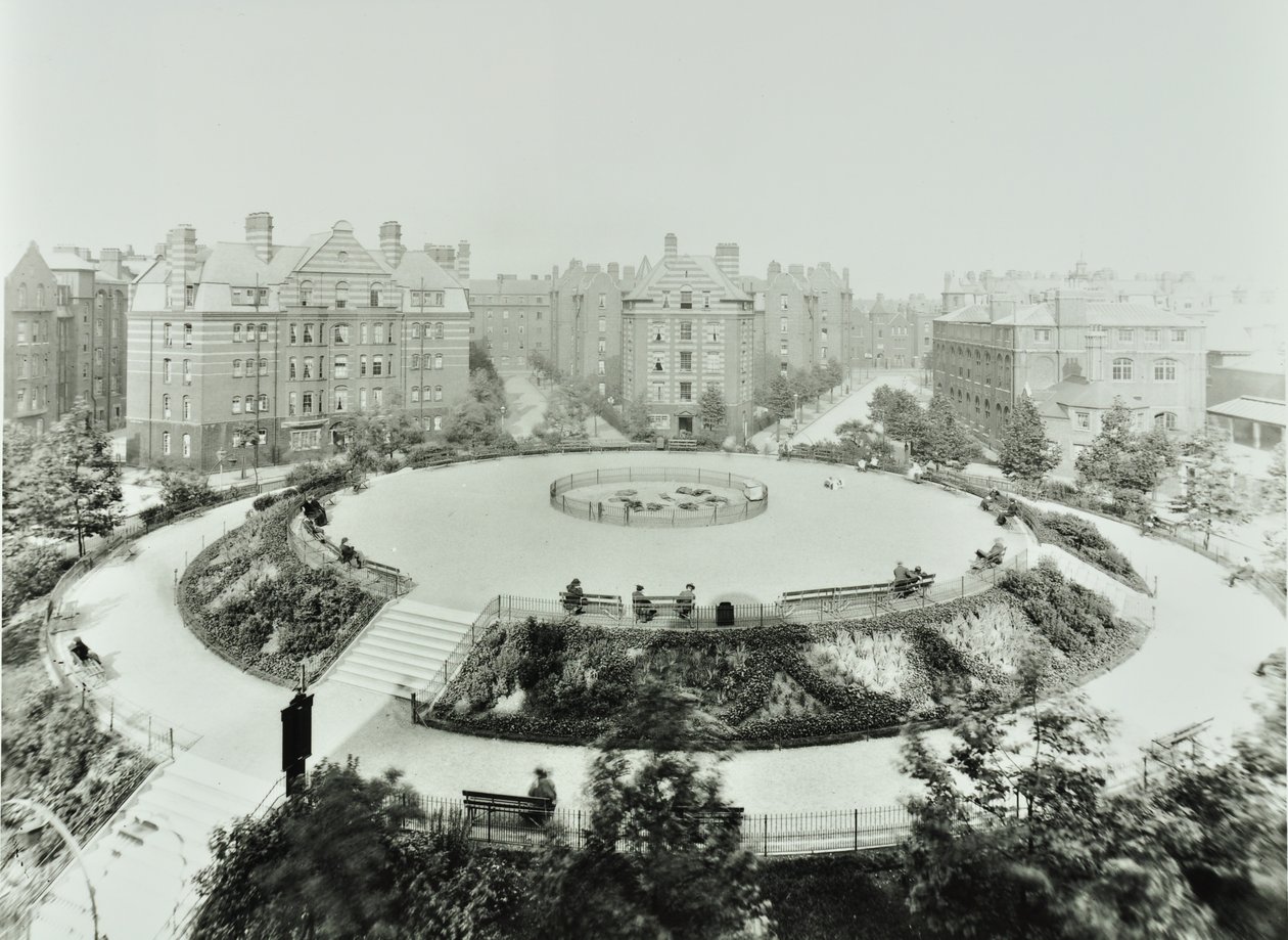 Boundary Estate: Arnold Circus, uitzicht op openbare tuinen en flats, Londen door English Photographer