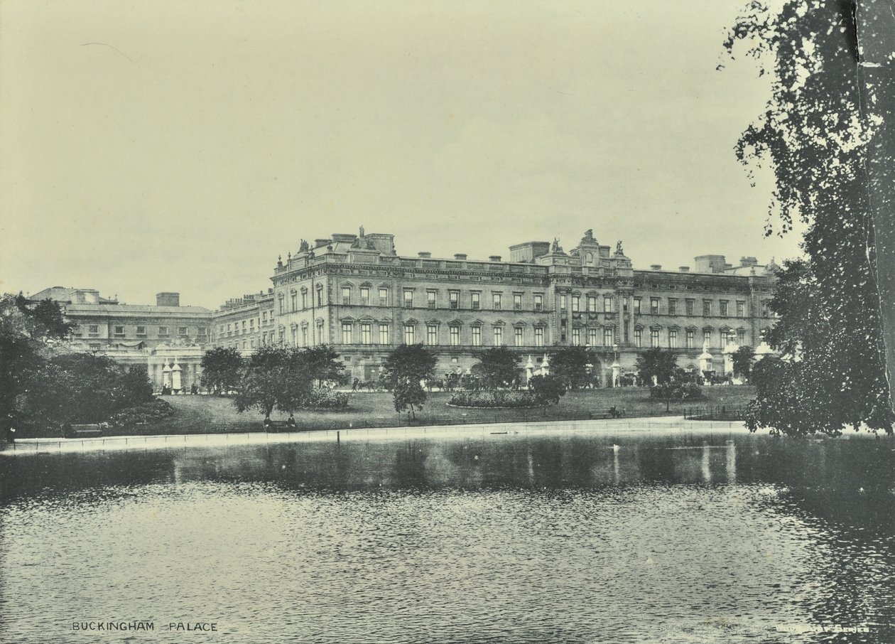 Buckingham Palace, Westminster: algemeen uitzicht, 1896 door English Photographer
