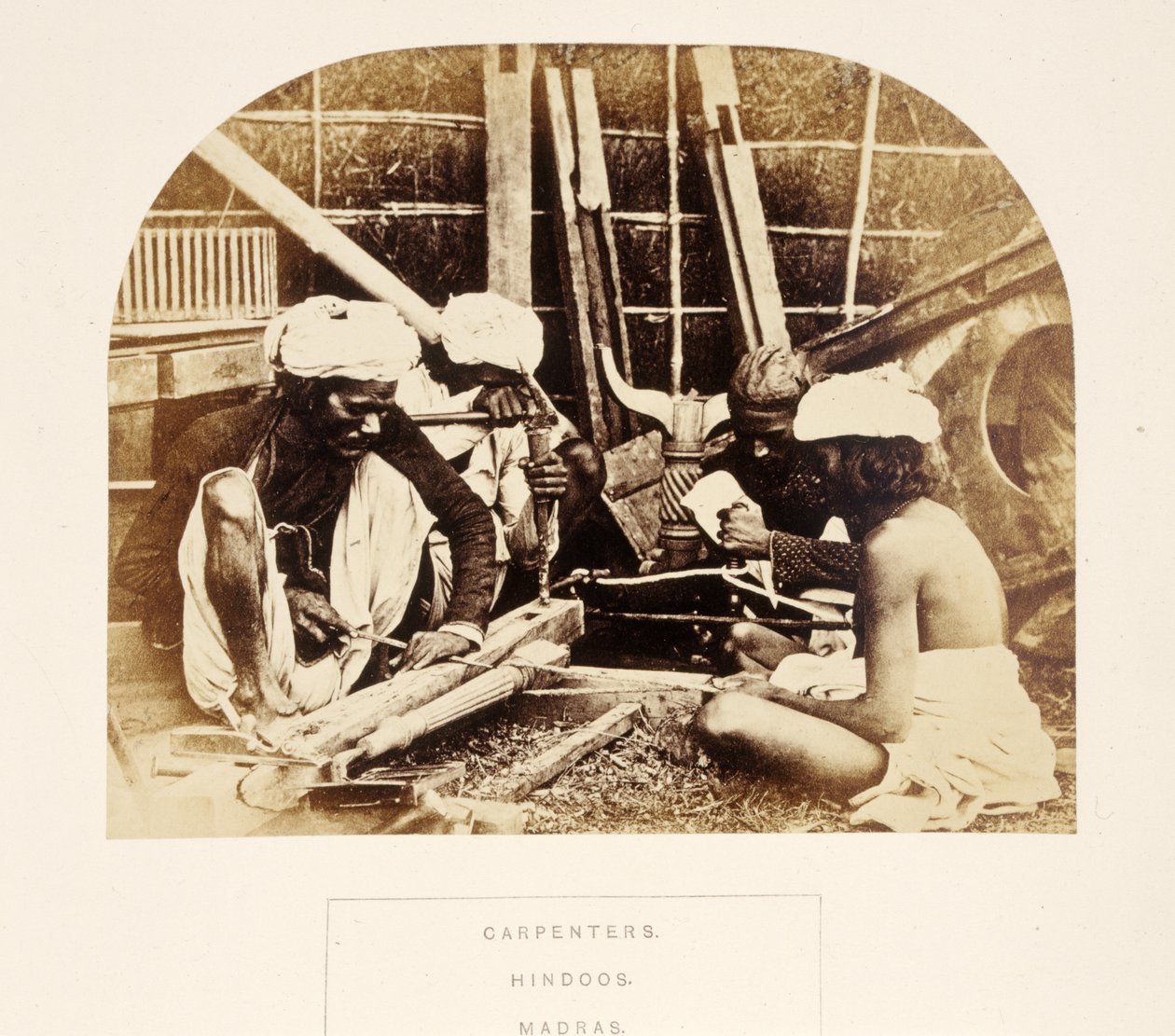 Timmerlieden, Hindoes, Madras, uit Het Volk van India, door J. Forbes Watson, gepubliceerd 1868 door English Photographer