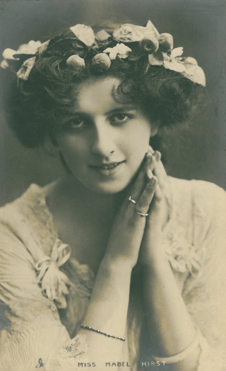 Beroemdheden van het podium: Miss Mabel Hirst, ca. 1903-08 door English Photographer