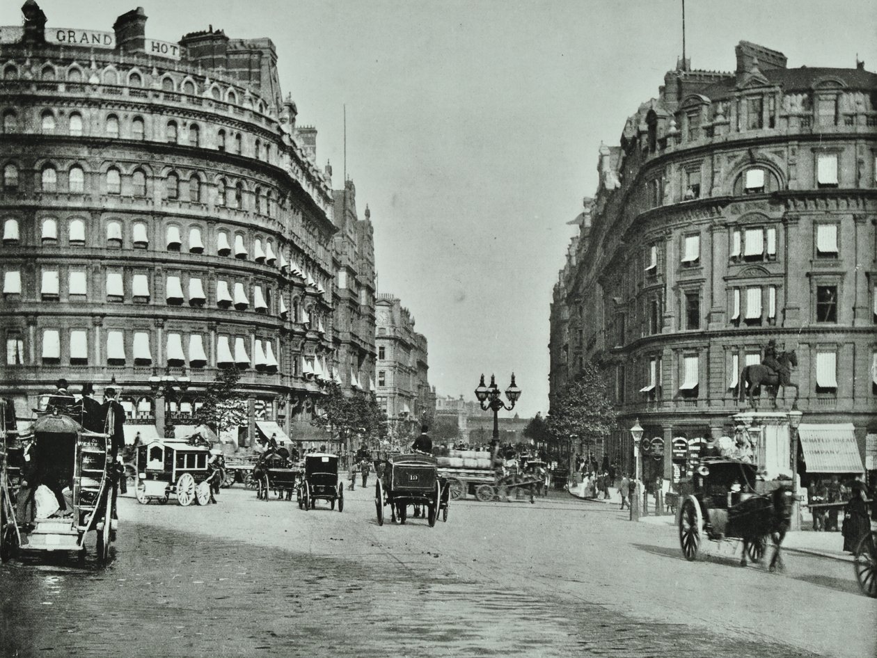 Charing Cross, Westminster: Northumberland Avenue vanaf Trafalgar Square en Charing Cross, 1890 door English Photographer