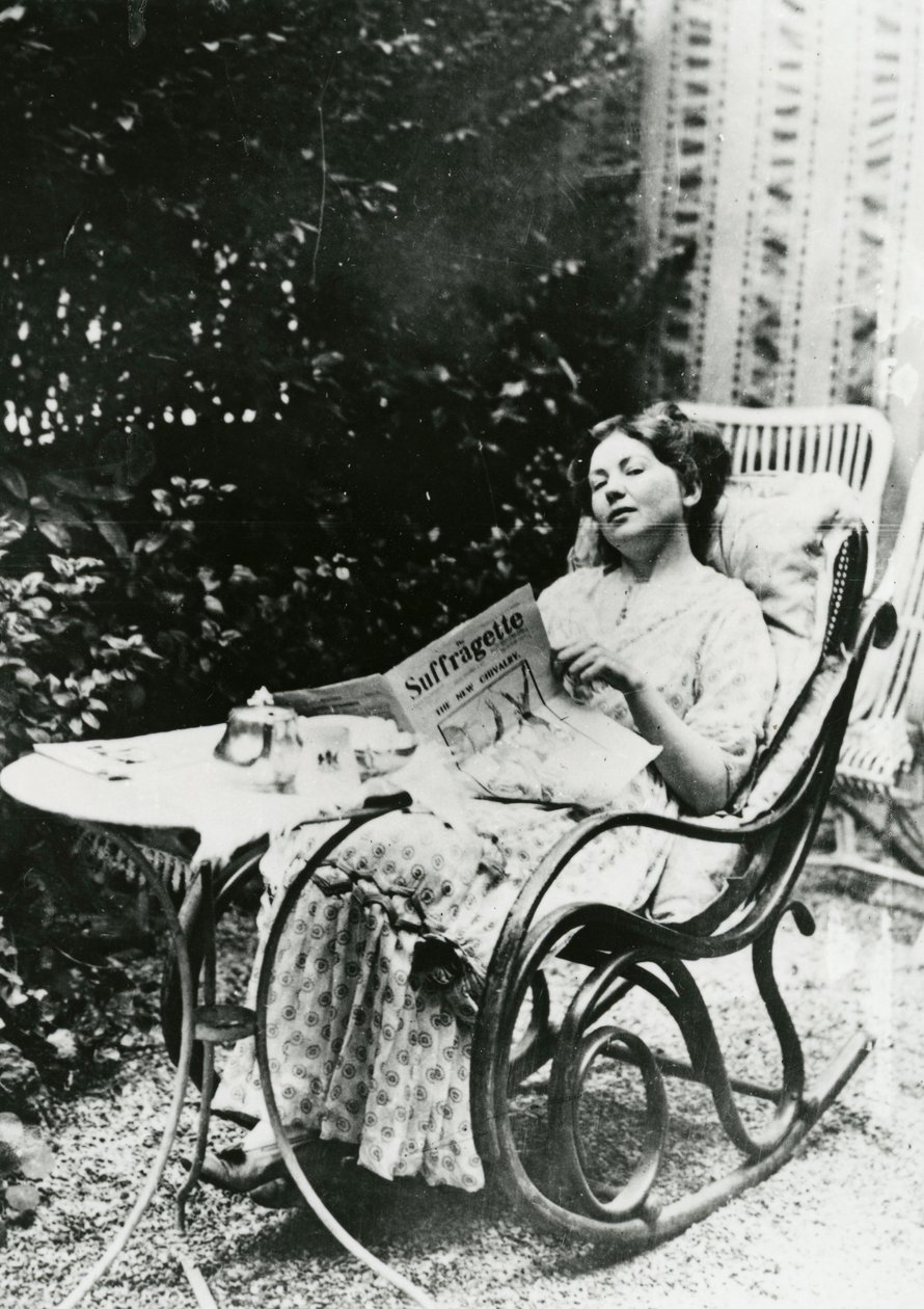 Christabel Pankhurst (1881-1969) leest een exemplaar van The Suffragette, ca. 1905-14 door English Photographer
