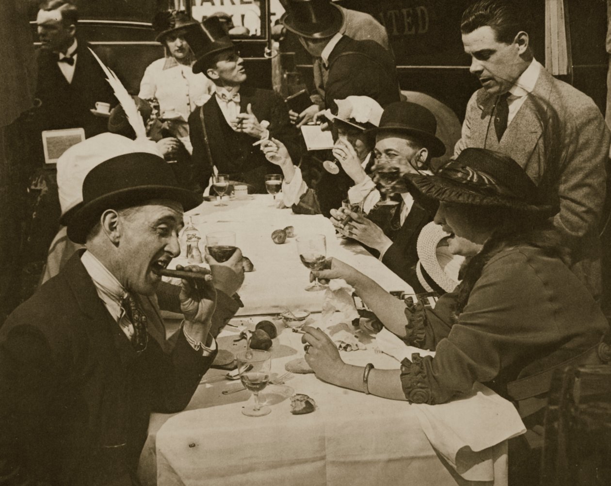 Derby Day lunchpartij, prent door Horace W. Nichols, ca. 1910 door English Photographer