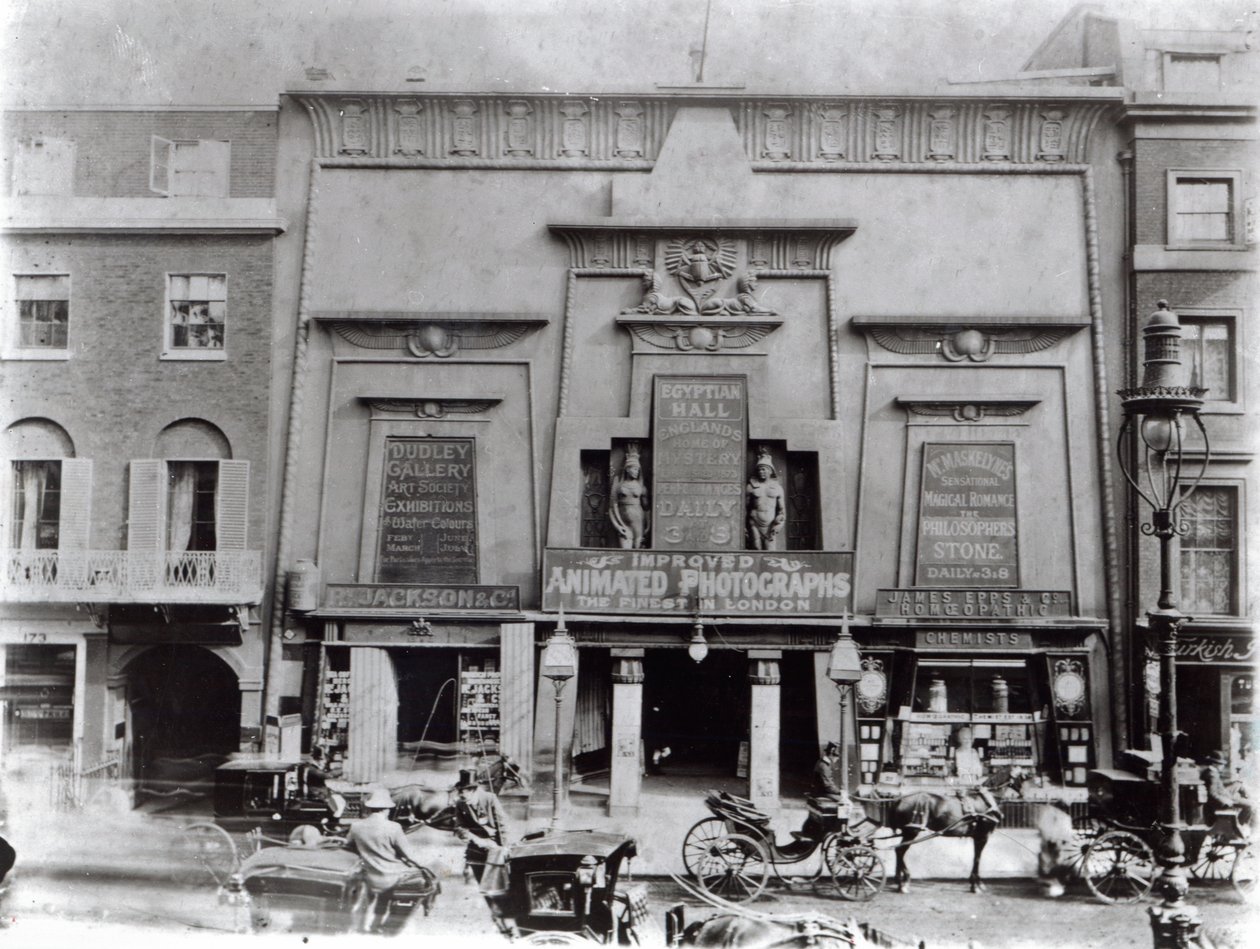 Egyptian Hall, Piccadilly 1895 door English Photographer