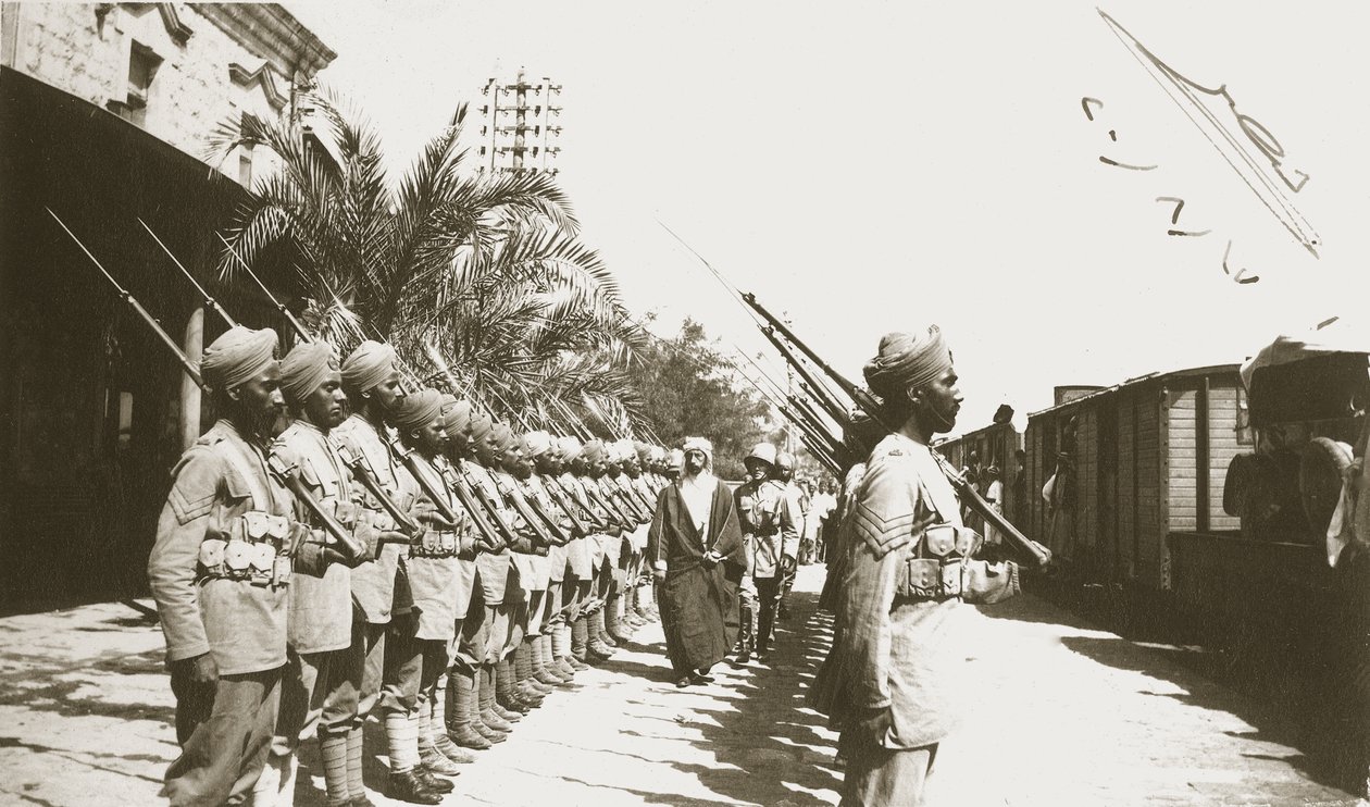 Emir Faisal op station Lydda, Palestina, met Sir Herbert Samuel, 1920 door English Photographer