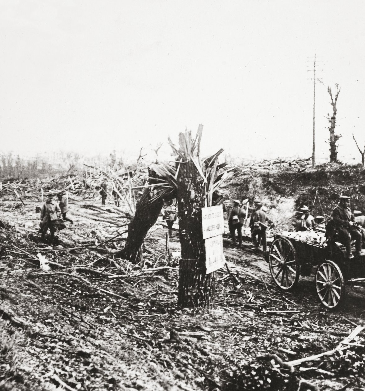 Ingenieurs repareren smalspoorwegen nabij Hangard, beschadigd door granaatvuur tijdens de strijd om Amiens, 1918 door English Photographer
