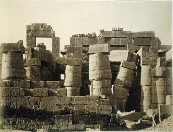 Buitenaanzicht van de hypostyle van de grote tempel in Karnak door English Photographer