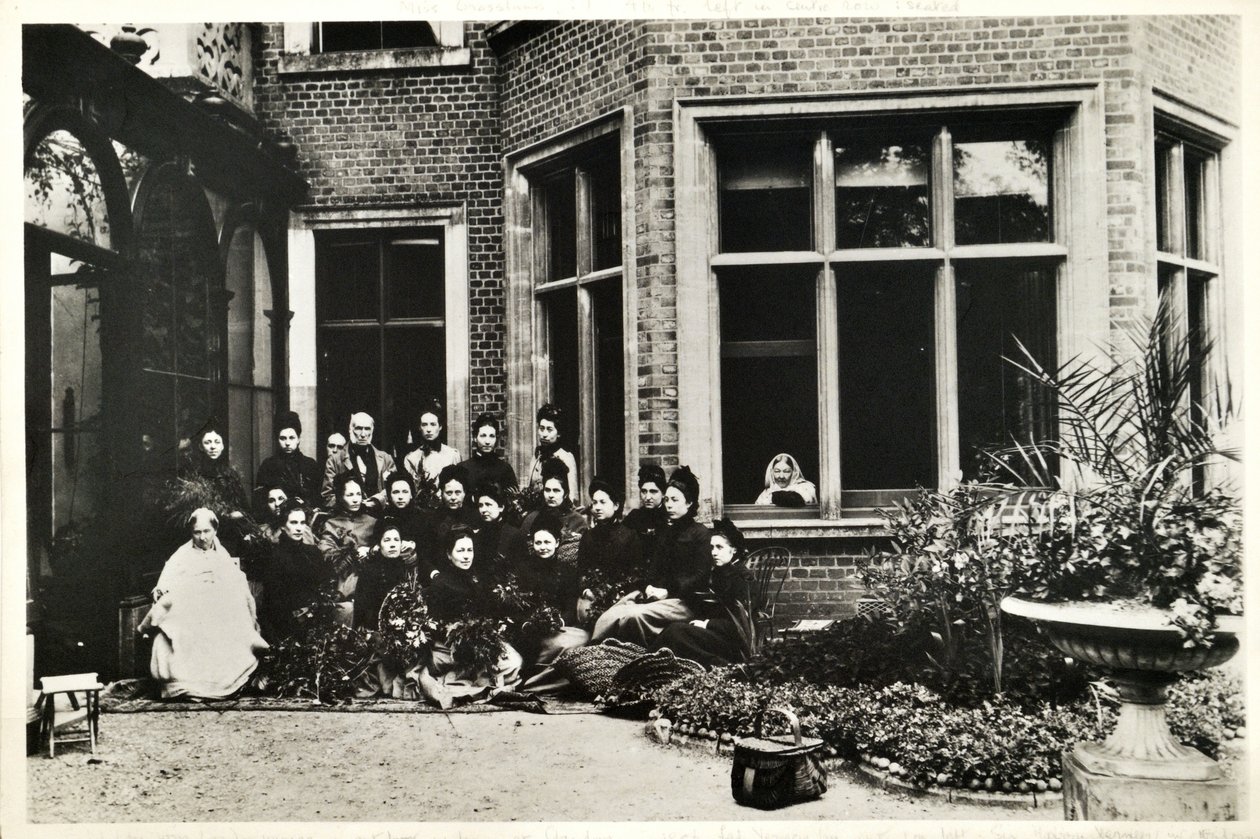 Florence Nightingale, Sir Harry en Lady Verney, en Nightingale-verpleegsters in Claydon House, 1886 door English Photographer
