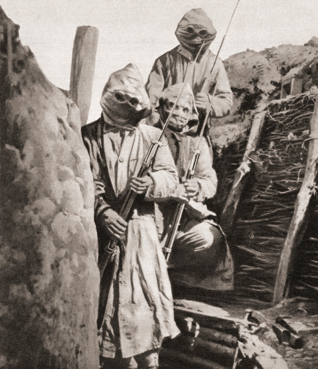 Franse infanteristen tijdens de Eerste Wereldoorlog met gasmaskers tegen Duitse gifgasaanvallen, uit The Illustrated War News, 1915 door English Photographer