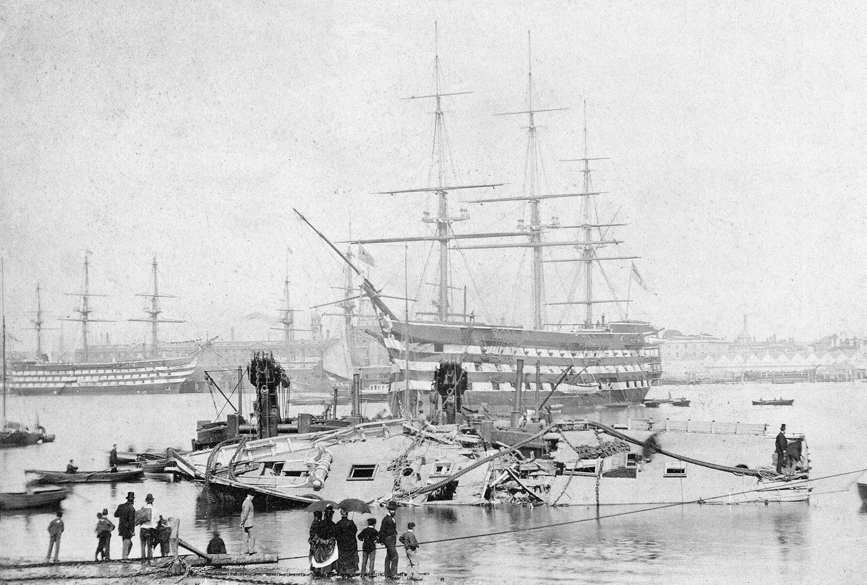 HMS Victory in de haven van Portsmouth, ca. 1870 door English Photographer