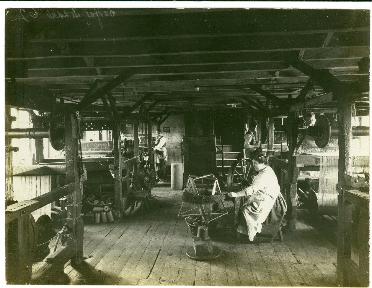 Handweven, Hughes fabriek nr. 2, 1923 door English Photographer