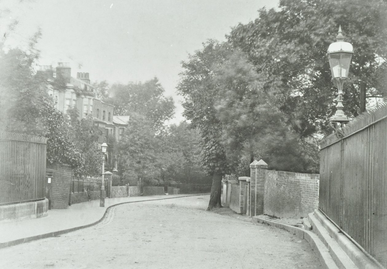 Highgate Boog: oostelijke benadering met oude lamp bevestigd aan hekwerk, 1896 door English Photographer