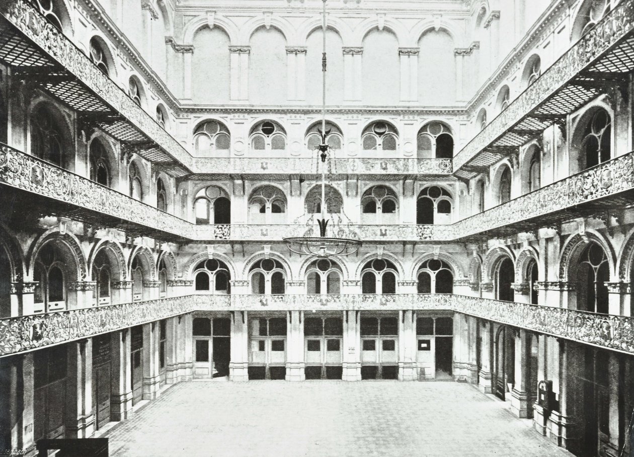 Hop Exchange: oosthal interieur, Southwark Street, Londen, 1890 door English Photographer