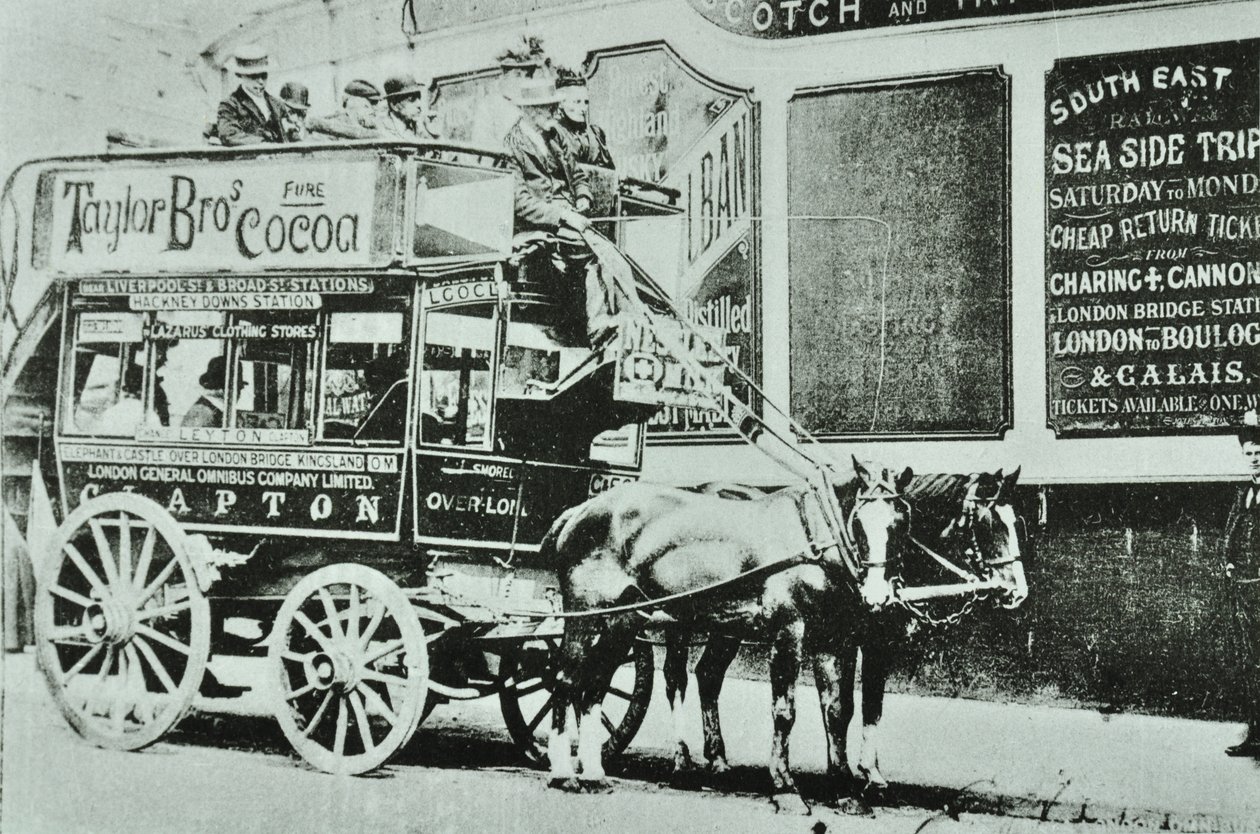 Paard-en-wagen omnibus met passagiers, 1899 door English Photographer